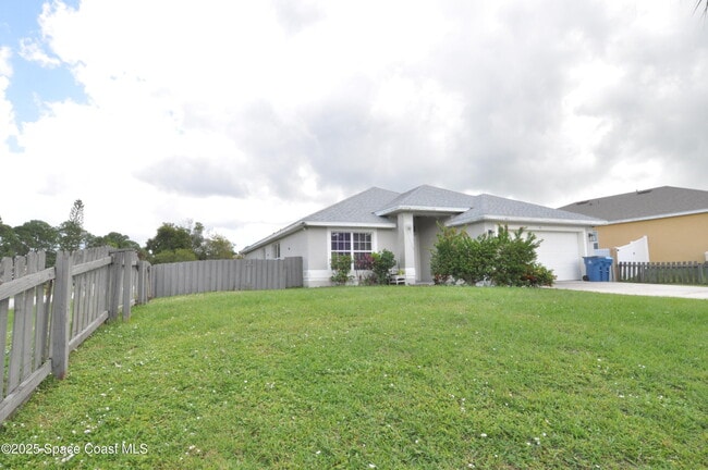911 Eldron Blvd SE in Palm Bay, FL - Building Photo - Building Photo