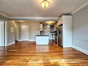 548 W Surf St, Unit 2 in Chicago, IL - Foto de edificio - Building Photo