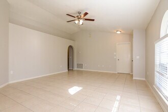 17026 Ongar Ct in Land O Lakes, FL - Foto de edificio - Building Photo