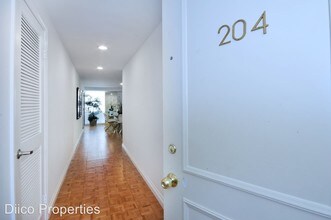321 N Oakhurst Dr-Unit -#204 in Beverly Hills, CA - Building Photo - Building Photo