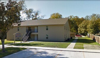 815 E Russell Ave in Welsh, LA - Building Photo