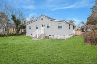 364 Dogwood Rd W in Mastic Beach, NY - Building Photo - Building Photo