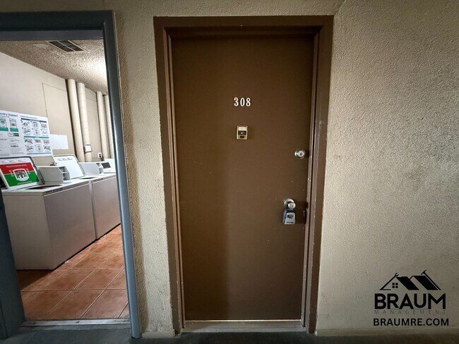 6039 Whitsett Ave in Los Angeles, CA - Building Photo - Building Photo