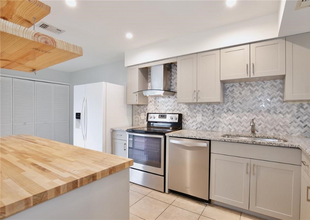 5429 Vineland Rd in Orlando, FL - Building Photo - Building Photo