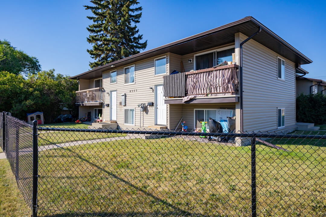 4351 73 St NW in Calgary, AB - Building Photo