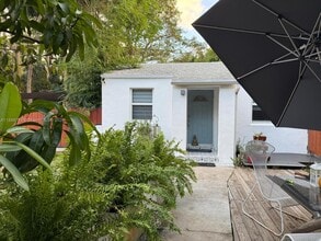 396 NE 152nd St in Miami, FL - Foto de edificio - Building Photo