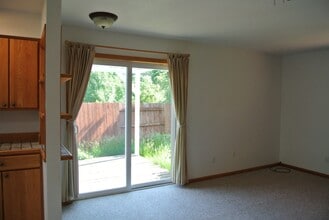 608 Dove Pl in Philomath, OR - Foto de edificio - Building Photo