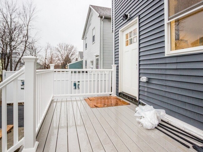 6 Rockwell Ave, Unit 8 in Medford, MA - Building Photo - Building Photo