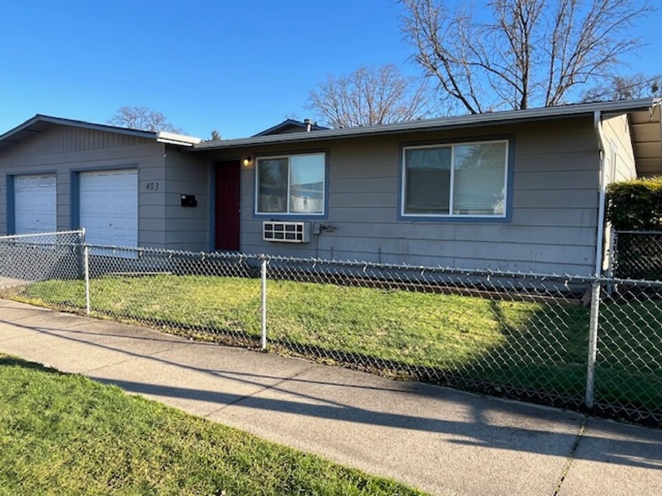 401 W 12th St in Medford, OR - Building Photo