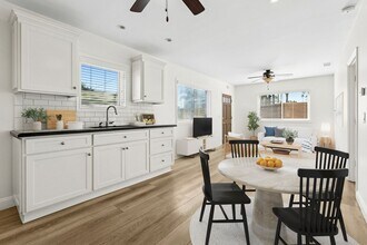 2225 Santa Ana Ave in Costa Mesa, CA - Foto de edificio - Building Photo