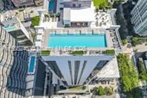 1010 Brickell Ave, Unit 3307 in Miami, FL - Foto de edificio