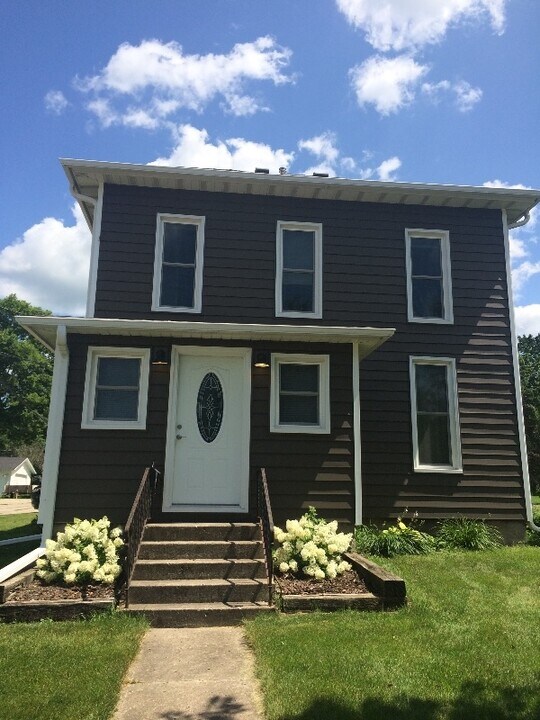 415 S Elm Ave in Owatonna, MN - Building Photo