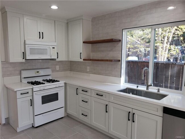 688 Atchison St in Pasadena, CA - Foto de edificio - Building Photo