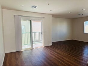 7228 Independence, 03 in Los Angeles, CA - Foto de edificio - Building Photo