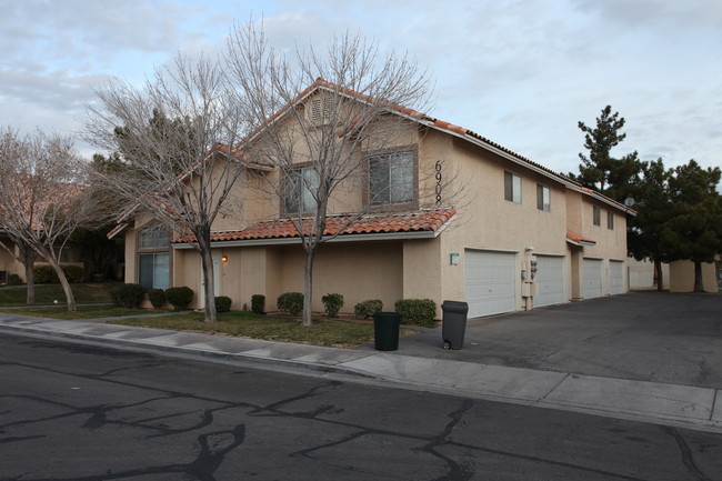 Rainbow Gardens in Las Vegas, NV - Building Photo - Building Photo