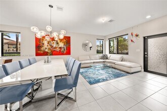 4641 NW 83rd Pkwy in Doral, FL - Building Photo - Building Photo