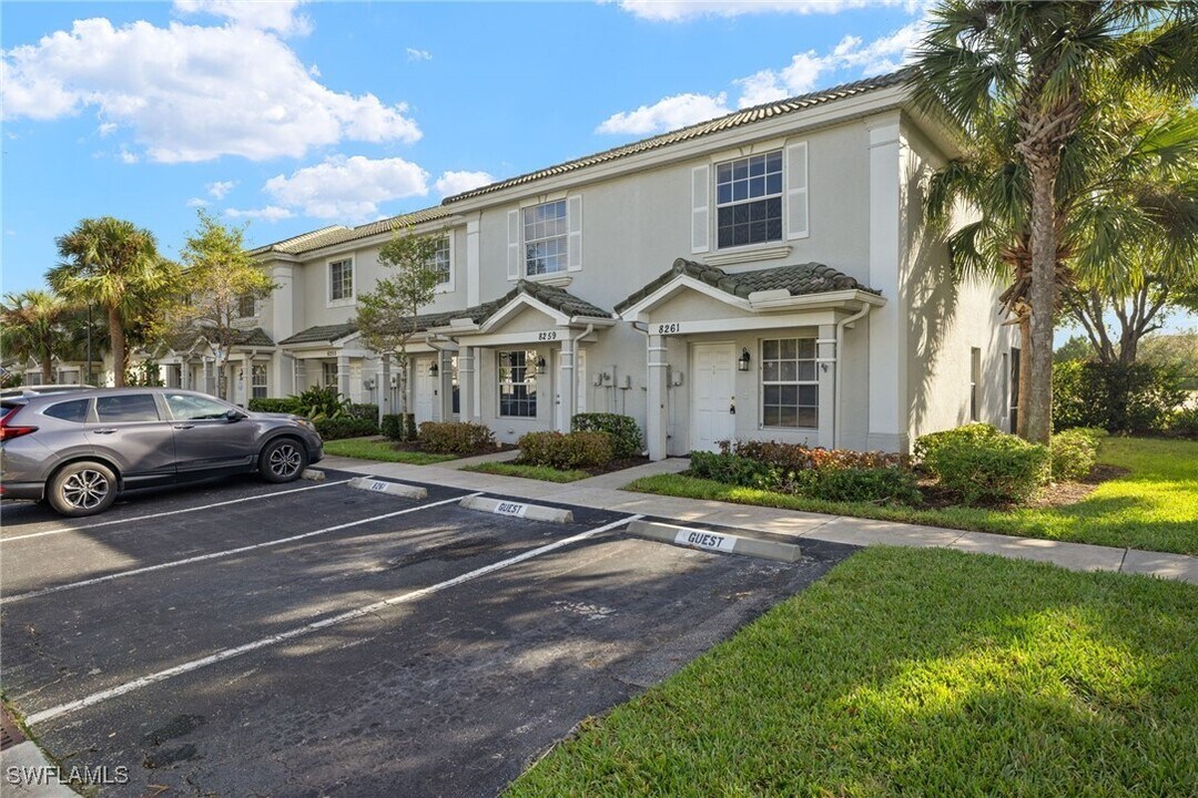8261 Pacific Beach Dr in Ft. Myers, FL - Building Photo