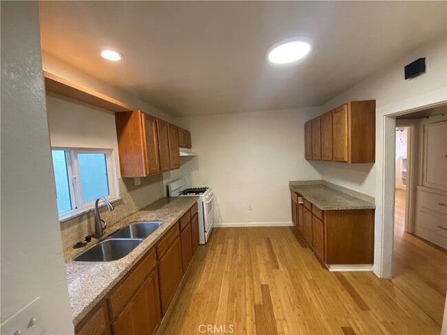 1132 Mariposa Ave in Los Angeles, CA - Building Photo - Building Photo
