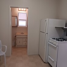 129 S Irena Ave, Unit A Bachelor in Redondo Beach, CA - Building Photo - Building Photo