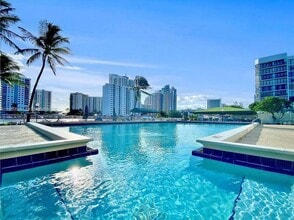 1000 Parkview Dr in Hallandale Beach, FL - Building Photo - Building Photo