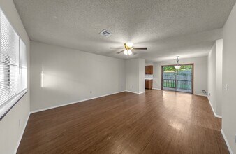 2204 Douglas St in Bentonville, AR - Foto de edificio - Building Photo