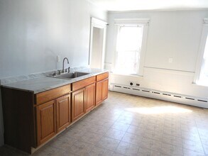 33 Vista Pl-Unit -#2 in Waterbury, CT - Building Photo - Building Photo