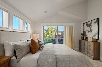 2044 NW 63rd St in Seattle, WA - Building Photo - Building Photo