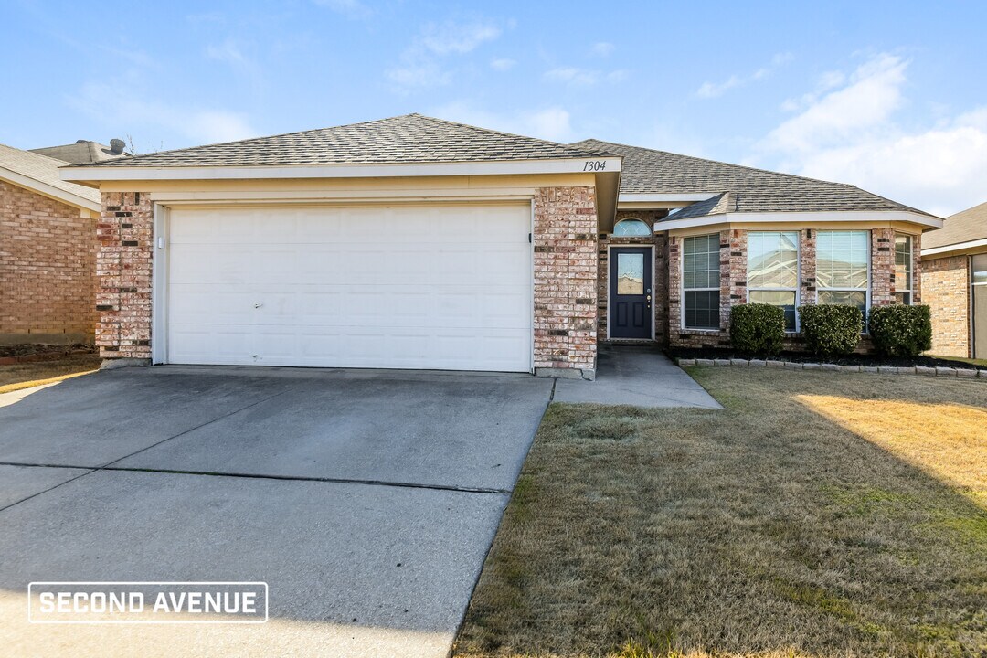 1304 Sierra Blanca Dr in Burleson, TX - Building Photo