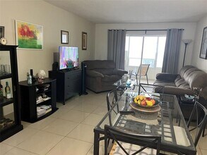 8135 Sunrise Lakes Blvd in Sunrise, FL - Foto de edificio - Building Photo