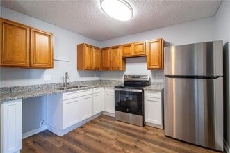 24 Oxford Dr in La Place, LA - Foto de edificio - Building Photo