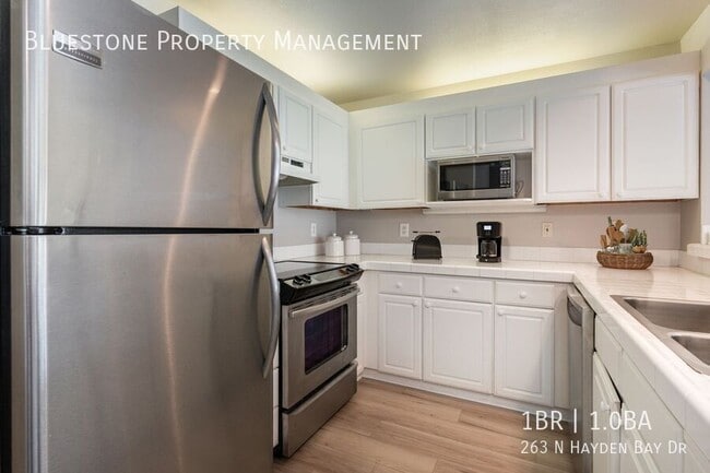 263 N Hayden Bay Dr in Portland, OR - Building Photo - Building Photo