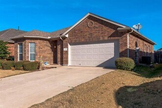 6321 Kristen Dr in Fort Worth, TX - Foto de edificio - Building Photo