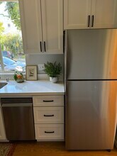 459 44th St, Unit D in Oakland, CA - Building Photo - Building Photo