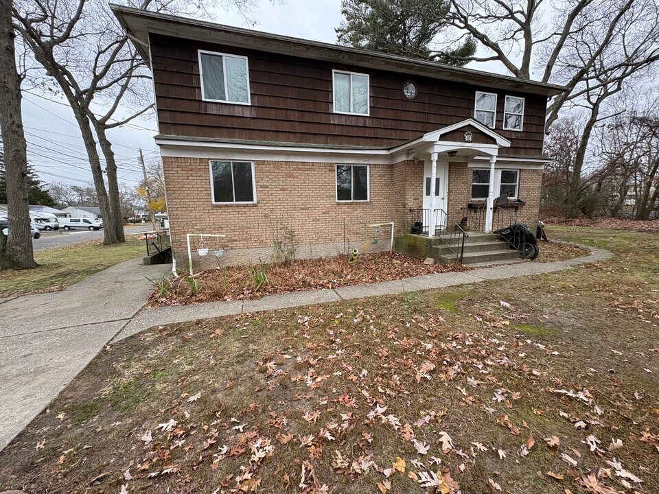 4 Canary Pl, Unit 4 in Farmingville, NY - Foto de edificio