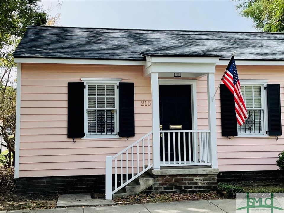 215 W Taylor St in Savannah, GA - Building Photo