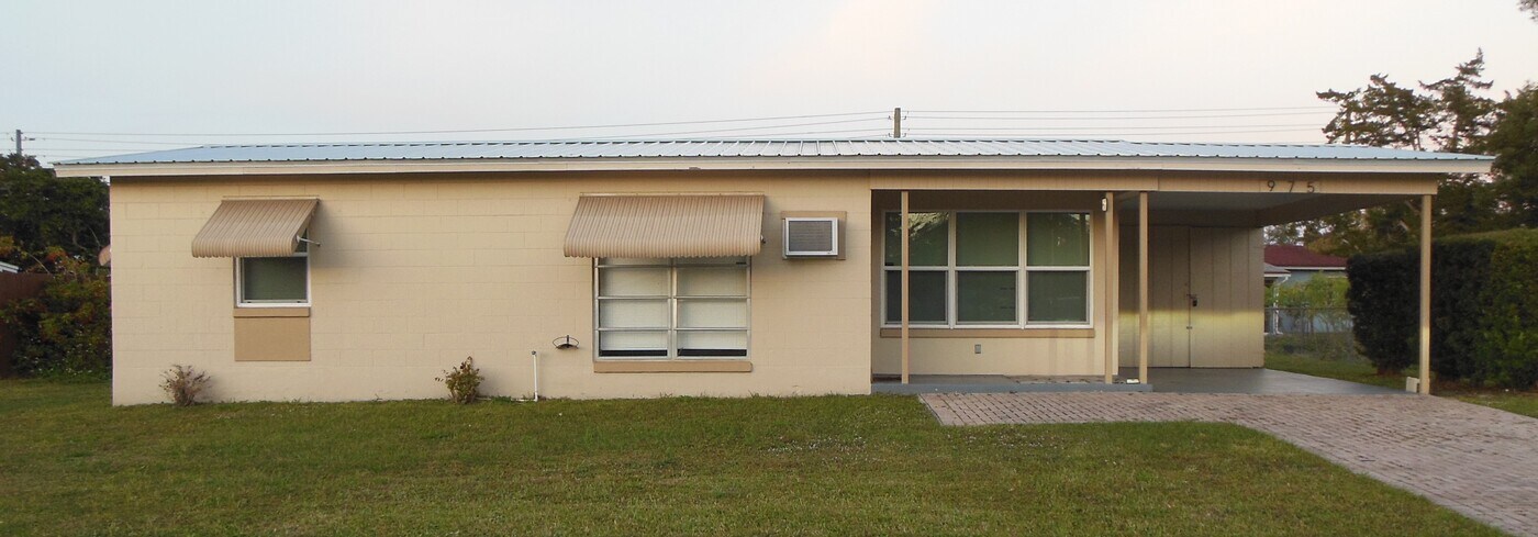 975 Shorecrest Ave in Deltona, FL - Building Photo