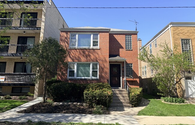 property at 2736 W Farragut Ave