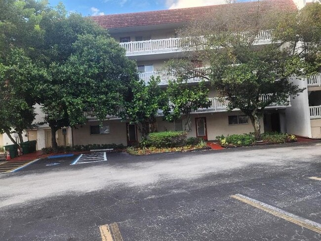 property at 3591 Inverrary Dr