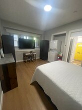 4522 E Washington St in Indianapolis, IN - Foto de edificio - Building Photo