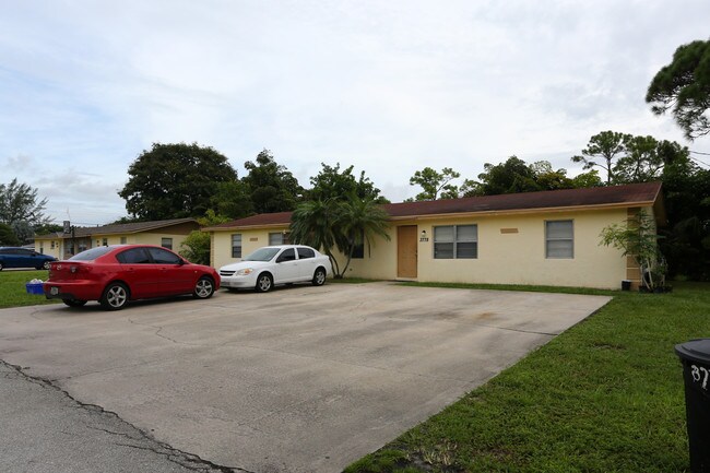 3770-3802 Gladys Ct in Lake Worth, FL - Building Photo - Building Photo