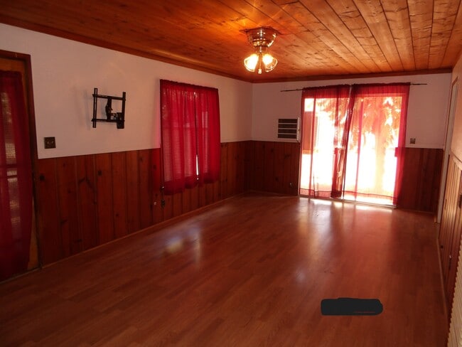 18095 Brightman Ave in Lake Elsinore, CA - Foto de edificio - Building Photo