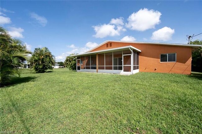 618 SE 9th St in Cape Coral, FL - Foto de edificio - Building Photo