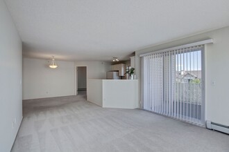 Somerset Pointe in Calgary, AB - Building Photo - Building Photo