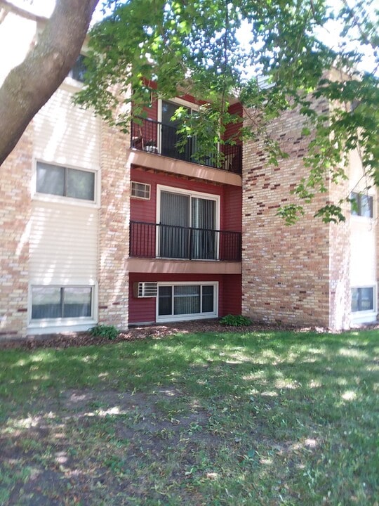 Bassett Creek Apartments in Crystal, MN - Foto de edificio