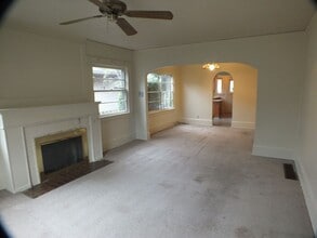 6833 NE Glisan St in Portland, OR - Building Photo - Building Photo