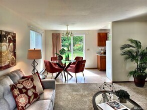 2119 SW Cloverdale St in Seattle, WA - Foto de edificio - Building Photo