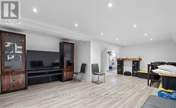 24 Hucknall Rd in Toronto, ON - Building Photo - Building Photo