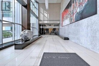 386 Yonge St in Toronto, ON - Building Photo - Building Photo