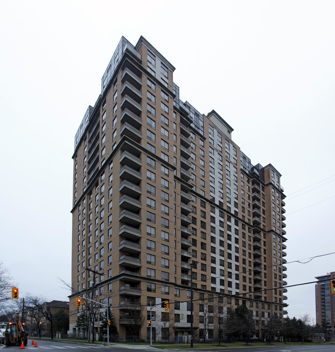 18 Sommerset Way in Toronto, ON - Building Photo