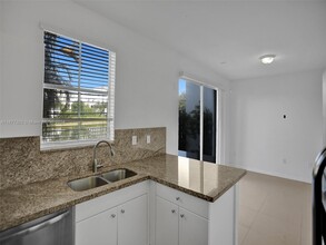 8164 NW 108th Pl, Unit 1 in Miami, FL - Foto de edificio - Building Photo